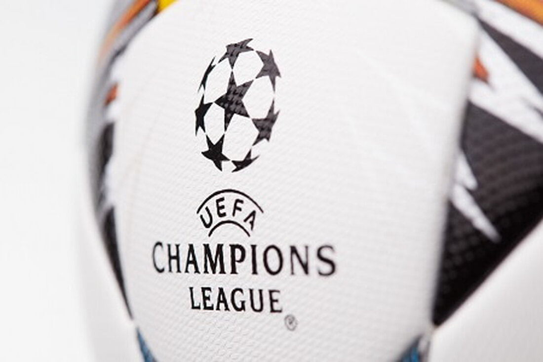 com geht eine Partnerschaft mit der UEFA ein und wird der erste Sponsor einer Krypto-Plattform. Ziel der Partnerschaft ist es, die allgemeine Akzeptanz von Kryptowährungen vor allem in Europa zu fördern. Aufgrund der Strategie zur Einbindung des Sports hat die Nutzerbasis von com die 100-Millionen-Marke überschritten. In einem Meilenstein für die Kryptowährungsbranche hat Crypto.com als erste digitale Vermögenswertplattform eine exklusive mehrjährige Partnerschaft mit der UEFA Champions League abgeschlossen. Am 14. August angekündigt, Partnerschaft stellt einen bedeutenden Meilenstein für die Börse dar und positioniert sie als offiziellen globalen Sponsor einer der renommiertesten Sportligen der Welt. Steven Kalifowitz, Chief Marketing Officer von …