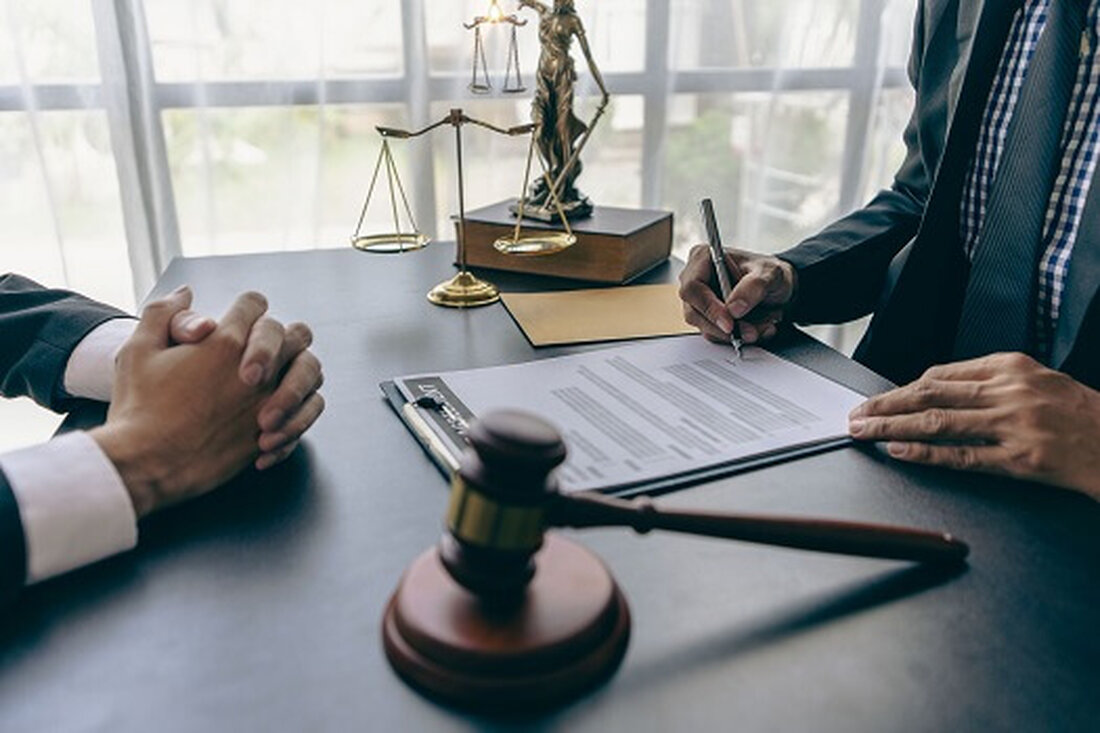 com hat die SEC wegen Überschreitung ihrer Regulierungsbefugnisse in Bezug auf Kryptowährungen verklagt. Die Klage stellt die SEC-Regeln in Frage, die die meisten Kryptotransaktionen als Wertpapiere kategorisieren. com sucht mit einer Petition bei der CFTC nach Klarheit über Krypto-Derivate. Crypto.com hat heute eine Klage gegen die US-Börsenaufsicht SEC (Securities and Exchange Commission) als Reaktion auf eine Wells-Mitteilung der Behörde eingereicht. Laut a Kommunikation Ausgehend von der Börse zielt die Klage darauf ab, das anzufechten, was Crypto.com als Übergriffe und fehlgeleitete Regulierungsmaßnahmen der SEC beschreibt, die die Zukunft des Kryptosektors in den Vereinigten Staaten bedrohen. Der Beschwerde behauptet, dass die SEC …