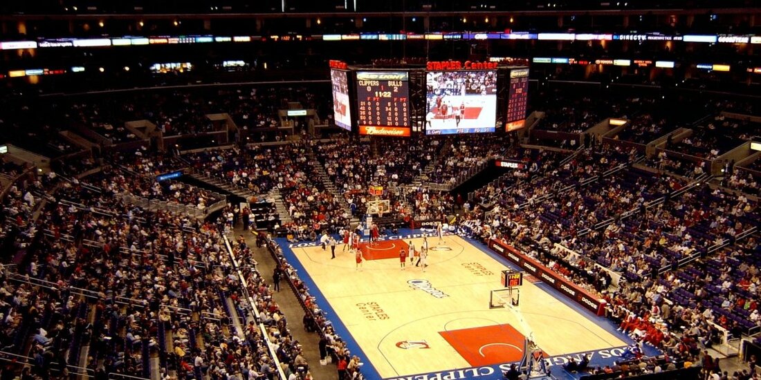 Crypto.com zahlt 700 Millionen US-Dollar für die Umbenennung des legendären Staples Center, der Heimat der LA Lakers im größten Namensrechtsdeal aller Zeiten in den USA Der Austausch ist mittlerweile in allen anderen Sportarten im Einsatz, von UFC über Formel 1 bis hin zur italienischen Serie A, die um die Markenbekanntheit kämpfen. Als die FTX-Börse vor einigen Monaten 135 Millionen US-Dollar für die Umbenennung der Miami Heat-Arena aufwendete, wunderten sich viele darüber, wie sehr Kryptowährungsunternehmen bereit waren, ihre Marken zu bewerben. Jetzt hat Crypto.com diesen Deal in den Schatten gestellt, indem er fünfmal mehr abgezweigt hat, um das legendäre Staples Center …