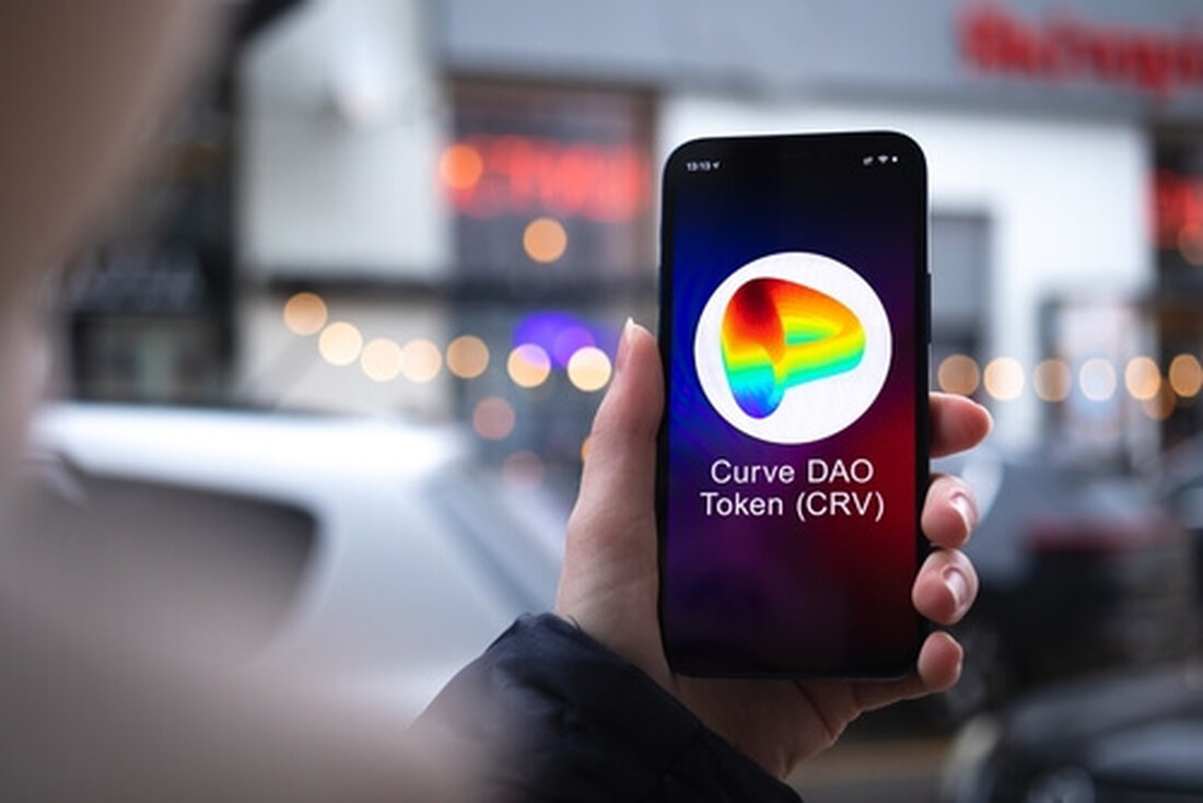 Curve DAO (CRV) erreichte mit 1,33 USD ein 22-Monats-Hoch nach einem Anstieg von 286 %, angetrieben durch die Einführung des Savings crvUSD Stablecoins. Derzeit befindet sich CRV im überkauften Bereich und könnte einer kurzfristigen Konsolidierung ausgesetzt sein, bevor es 1,5 US-Dollar anstrebt. iDEGEN kombiniert Meme-Kultur und KI-Technologie mit einem dynamischen Preismodell und schafft so Volatilität und Potenzial für Kapitalgewinne. Im Dezember erlebt der Kryptowährungsmarkt einen bemerkenswerten Preisanstieg, allen voran Curve DAO (CRV). Der Token startete im Dezember mit einem wöchentlichen Anstieg von 52 % und erregte damit die Aufmerksamkeit sowohl erfahrener Anleger als auch Neulinge. Nach der starken CRV-Leistung fragen …