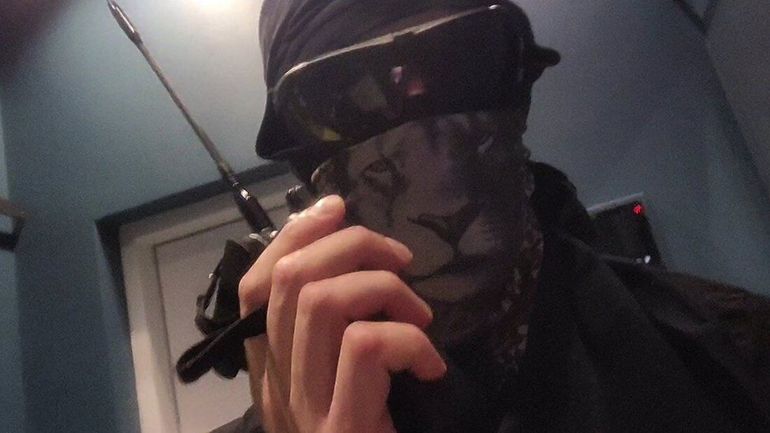 Die beiden größten Hacktivistengruppen im Ukraine-Konflikt haben geschworen, Cyberangriffe zu deeskalieren und die neuen Einsatzregeln einzuhalten, die von einem Kriegswächter veröffentlicht wurden. Am Mittwoch veröffentlichte das Internationale Komitee vom Roten Kreuz (IKRK) die erste Regelliste für zivile Hacker, die jemals erstellt wurde. Der als „Genfer Kodex des Cyberkriegs“ bezeichnete Entwurf wurde zunächst als undurchführbar kritisiert. Doch nun sagen ukrainische und russische Hacker, sie würden sich an die Regeln halten. Seit dem Einmarsch in die Ukraine kam es in der Ukraine und in Russland immer wieder zu verheerenden Cyberangriffen auf öffentliche Dienste mit unterschiedlichem Ausmaß. Hacktivistische Gruppen haben weitgehend einfache Formen …