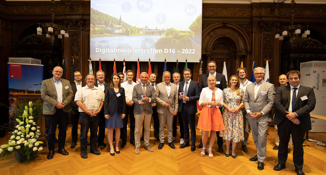 Zwei Tage lang trafen sich die Digitalminister aus ganz Deutschland in Heidelberg und Walldorf. Die Konferenzteilnehmer fordern die Bundesregierung auf, den digitalen Personalausweis schnell umzusetzen. Die digitale Identität ist der Schlüssel für viele digitale Angebote, insbesondere in der öffentlichen Verwaltung. Die Digitalminister der Länder haben der Bundesregierung alle politische Unterstützung zugesagt. Die in Heidelberg versammelten Digitalisierungsminister verständigten sich auf die aktuellen Planungen für den Bundeshaushalt: Die Mittel der Länder und Kommunen für den Breitbandausbau müssen auf dem bisherigen hohen Niveau gehalten werden. „Finanzkürzungen des Bundes zu Lasten der digitalen Infrastruktur wären kontraproduktiv und für Länder und Kommunen absolut inakzeptabel“, sagte …