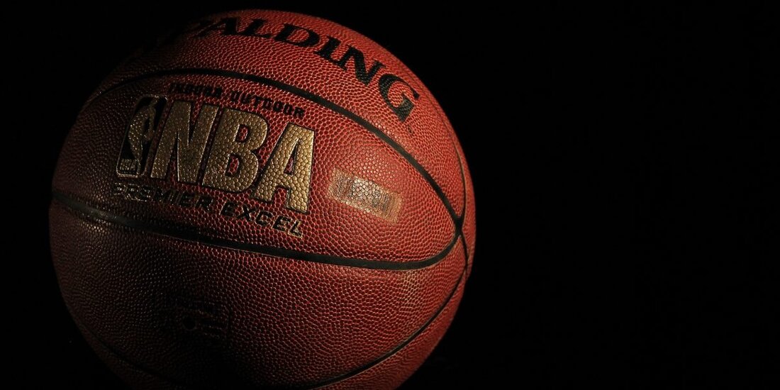 Das Krause House DAO sammelte innerhalb von 15 Minuten nach der Ankündigung seiner Pläne, das NBA-Team Chicago Bulls zu gewinnen, 884.000 US-Dollar. Die Organisation macht unter anderem Schlagzeilen, obwohl sie noch lange nicht von ihren Zielen entfernt ist. Eine dezentrale autonome Organisation (DAO) mischt mit ihren Plänen, ein Team der National Basketball Association (NBA) durch Crowdfunding zu kaufen, die Sportwelt und den Krypto-Raum gleichermaßen auf. Insbesondere kann eine DAO als Internetgemeinschaft mit einem gemeinsamen Bankkonto beschrieben werden. Die Gemeinschaft legt Gelder auf dieses Konto, um ihre gemeinsame Mission zu finanzieren. Krause House DAO ist nach dem verstorbenen General Manager des …