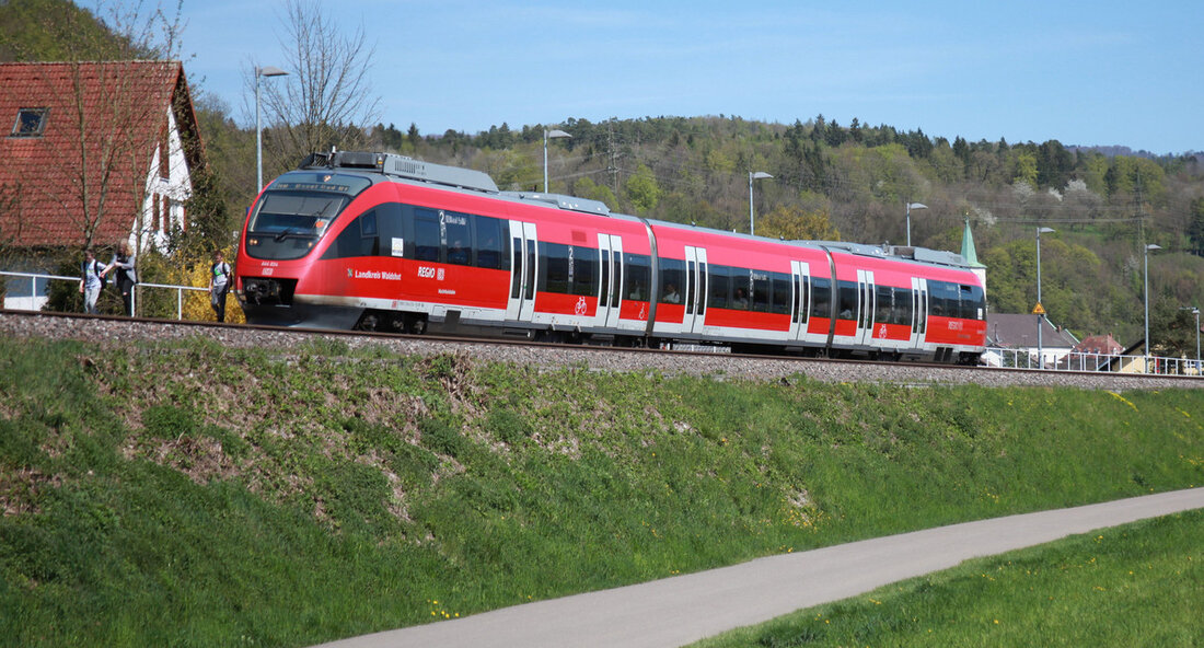 DB Regio verlängert Vertrag für Regionalbahnen auf der Hochrheinbahn Die Fahrgäste der Hochrheinbahn können sich über eine positive Nachricht freuen. Der Vertrag zwischen der DB Regio und dem Land Baden-Württemberg wurde verlängert, sodass die Regionalbahnen auch weiterhin auf der Strecke zwischen Basel und Singen fahren werden. Diese Vereinbarung ist gültig bis zur Elektrifizierung der Strecke. Der ursprüngliche Vertrag sah vor, dass die DB Regio die Hochrheinbahn bis Dezember 2023 betreiben sollte. Doch nun wurde diese Laufzeit verlängert, da die Elektrifizierung der Strecke voraussichtlich erst im Dezember 2027 abgeschlossen sein wird. Der Vertrag läuft demnach nun bis zur Fertigstellung der Elektrifizierung, …