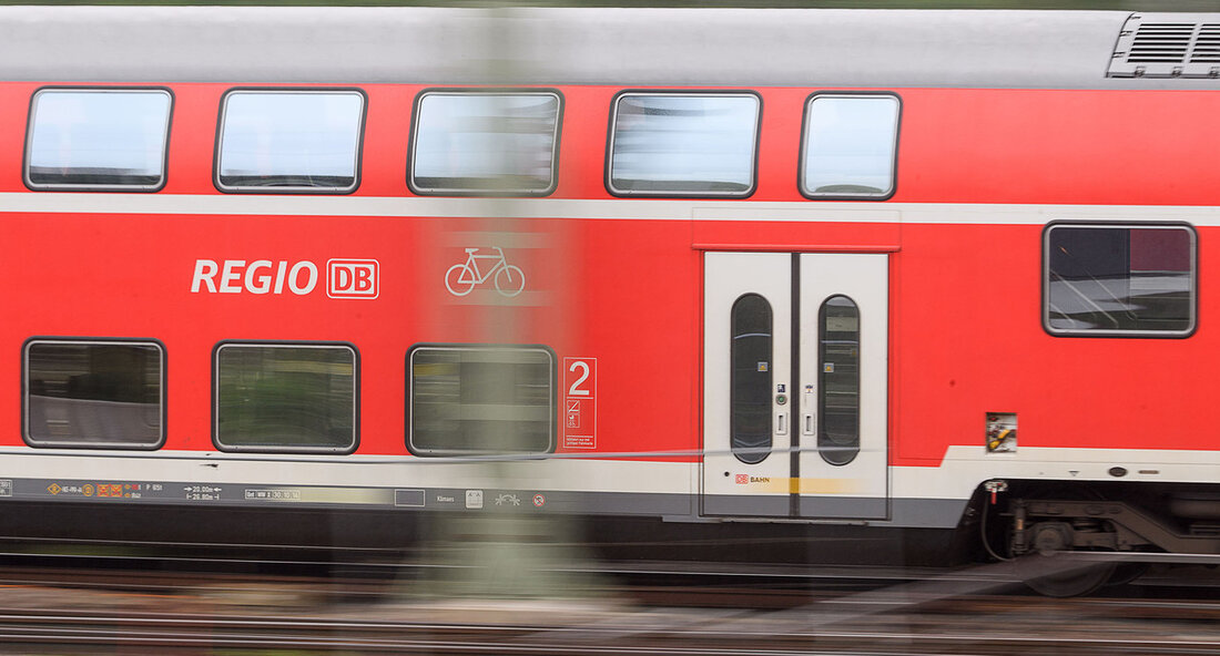 Die Deutsche Bahn Regio hat dem Land Baden-Württemberg einen Plan vorgestellt, um Verbesserungen im regionalen Schienenverkehr schrittweise umzusetzen. Die Vorständin für Regionalverkehr der Deutschen Bahn AG, Evelyn Palla, präsentierte Landesverkehrsminister Winfried Hermann einen Aktionsplan, um den täglichen Betrieb zu stabilisieren und den Fahrgästen verlässliche Mobilität zu bieten. Im Fokus des Aktionsplans stehen die Themen Fahrzeuge und Instandhaltung, da in einigen von DB Regio betriebenen Netzen in Baden-Württemberg Qualitätsmängel aufgetreten sind, hauptsächlich aufgrund von defekten Fahrzeugen und fehlenden Ersatzteilen. DB Regio plant, zusätzliche Fahrzeuge bereitzustellen, die Kapazität in den Werkstätten zu erhöhen und auf mobile Teams zu setzen, die Züge flexibel …