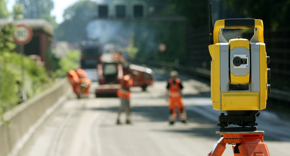 Die Deutsche Einheit Fernstraßenplanungs- und -bau GmbH (DEGES) übernimmt die Planungsverantwortung für vier weitere Infrastrukturprojekte in Baden-Württemberg. Diese Maßnahme soll die Regierungspräsidien entlasten und eine effiziente Nutzung der Planungskapazitäten gewährleisten. Die Projekte an der B 31 am Bodensee zwischen Überlingen und Friedrichshafen sowie an der B 27 bei Neckarsulm wurden an die DEGES übertragen. Verkehrsminister Winfried Hermann betonte die Wichtigkeit dieser Entscheidung, da die DEGES über Erfahrung im Straßenbau verfügt und die Planung zügig vorantreiben kann. Gleichzeitig ermöglicht die Übertragung den Regierungspräsidien, sich auf die Herausforderungen beim Erhalt und der Sanierung von Straßen und Brücken zu konzentrieren. Das Land Baden-Württemberg …