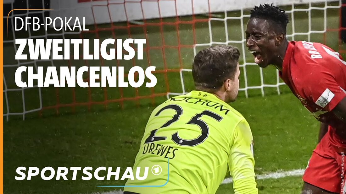 RB Leipzig hat zum zweiten Mal das Viertelfinale des DFB-Pokals gegen den VfL Bochum erreicht und ist nur drei Siege von seinem ersten großen Titel in der Vereinsgeschichte entfernt. Die sächsische Bundesliga-Mannschaft setzte sich mit 4: 0 (2: 0) gegen den VfL Bochum durch, der eine Klasse niedriger spielte. Leipzig schaffte es 2018/19 erstmals in die Achtelfinale und scheiterte erst im Finale gegen Bayern München. Amadou Haidara (11. Minute) hat schon früh die Weichen für den Sieg gestellt. Der malische Nationalspieler war nach einem schönen Pass von Kapitän Marcel Sabitzer vor Ort. Der österreichische Nationalspieler (45. + 1) erhöhte kurz …