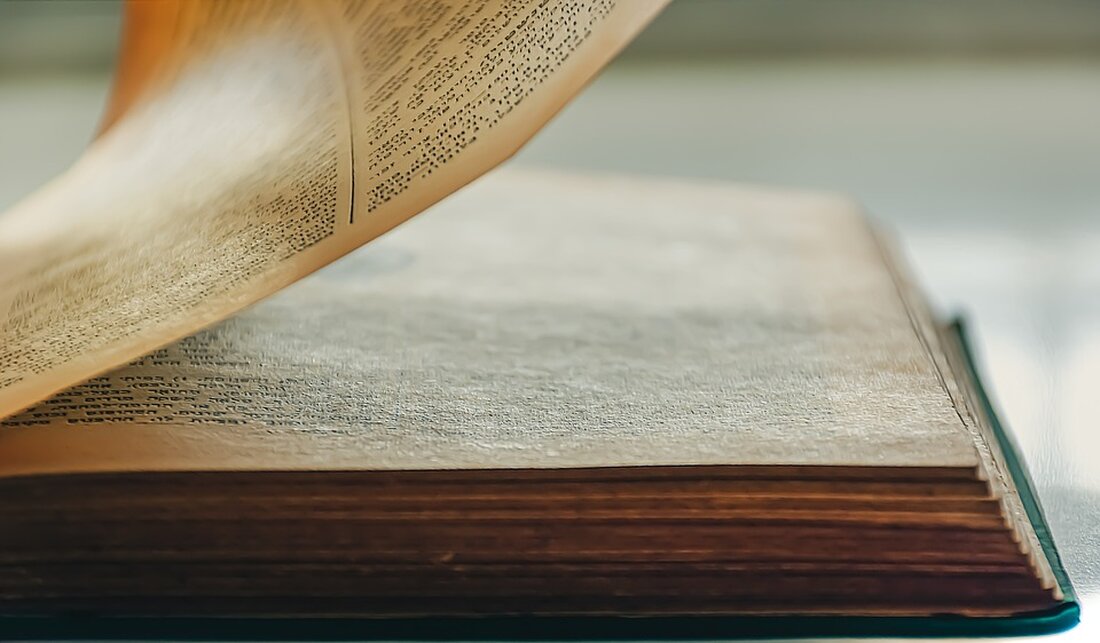 Am 21. Juli wurde im Nachbarschaftstreff am Murtzaner Ring 15 eine neue Bücherzelle vom DRK-Kreisverband Berlin-Nordost eröffnet. Die Bücherzelle bietet allen Bücherbegeisterten die Möglichkeit, ihre gelesenen Bücher mit anderen zu teilen. Die Idee einer Bücherzelle ist simpel: Jeder kann Bücher hineinstellen und auch gerne welche mitnehmen. So entsteht eine Art öffentliche Bibliothek, in der Bücher kostenlos ausgeliehen werden können. Die Bücherzelle dient somit als Treffpunkt für Bücherliebhaber und fördert den Austausch und das Teilen von Literatur. Die eröffnete Bücherzelle des DRK-Kreisverband Berlin-Nordost bietet eine breite Auswahl an Büchern für jeden Geschmack. Von Klassikern bis hin zu aktuellen Bestsellern ist alles …