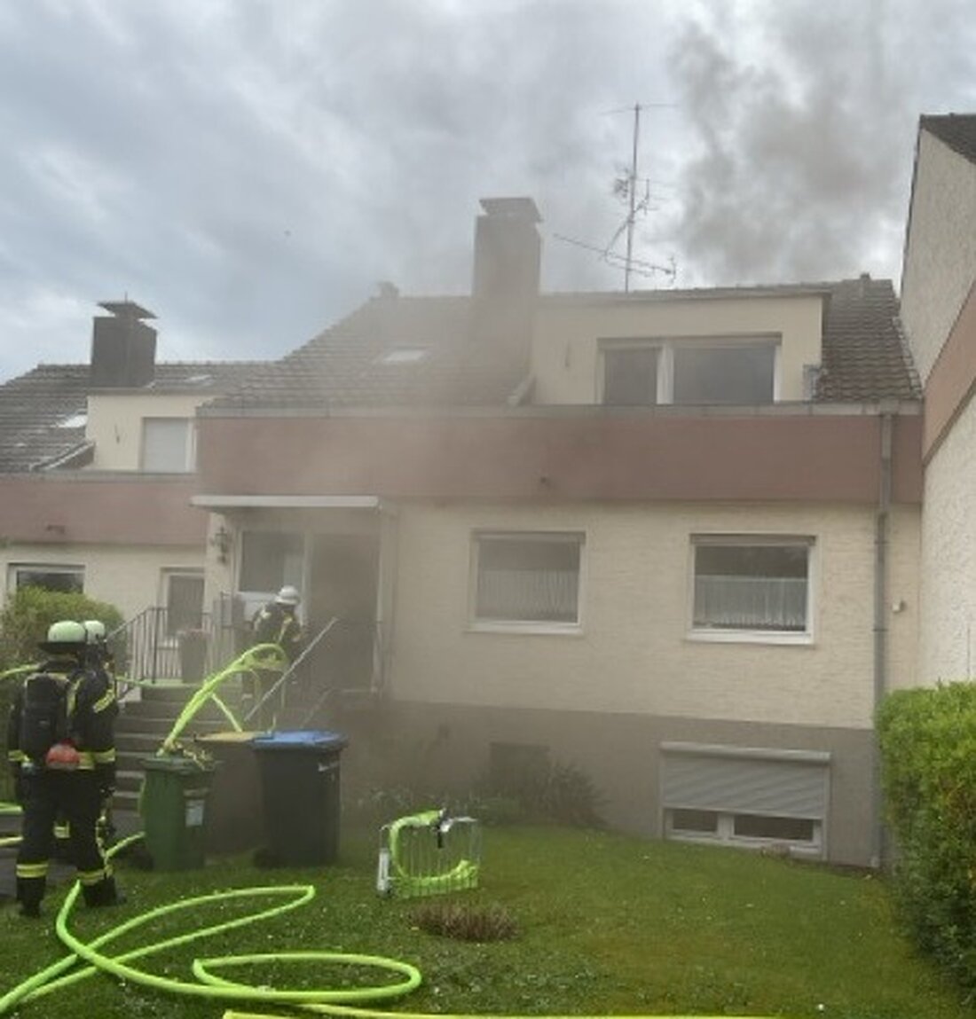 Eine Dachgeschosswohnung in Bonn-Duisdorf ist nach einem Küchenbrand unbewohnbar. Eine Person wurde leicht verletzt. Feuerwehr im Einsatz.