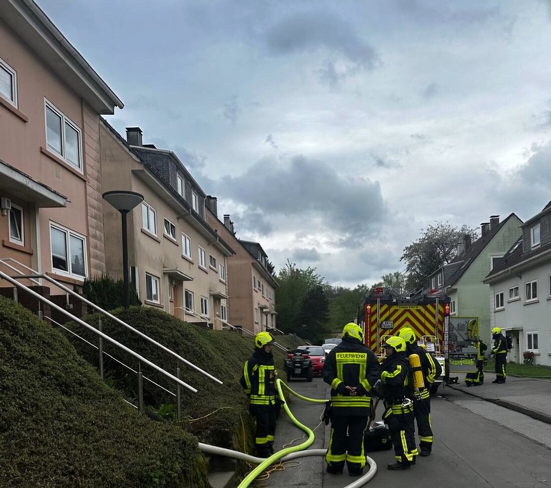 Die Feuerwehr Schwelm rückte am 17.04.2025 wegen eines Wohnungsbrands in der Flurstraße aus und konnte das Feuer schnell löschen.