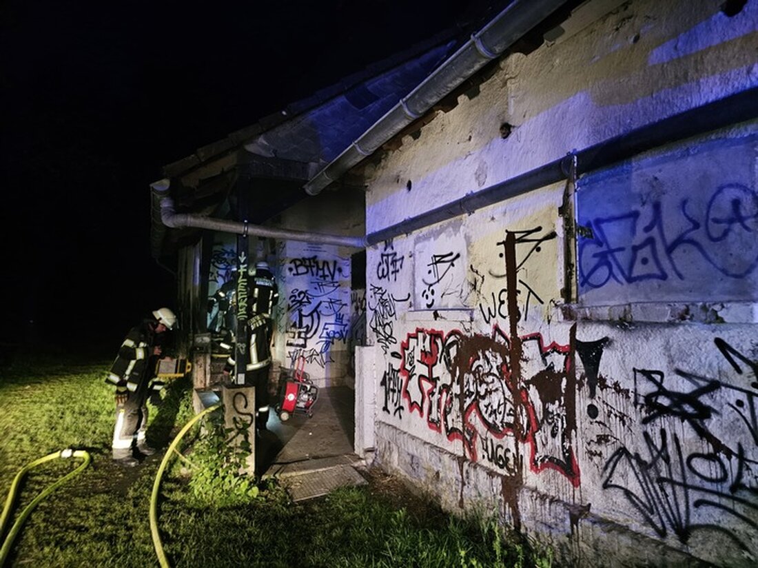 Am Montagabend rückte die Feuerwehr Arnsberg zum Brand im Pfadfinderheim "Bockstation" in den Wintroper Weg aus. Löscharbeiten und Einsatzdetails.