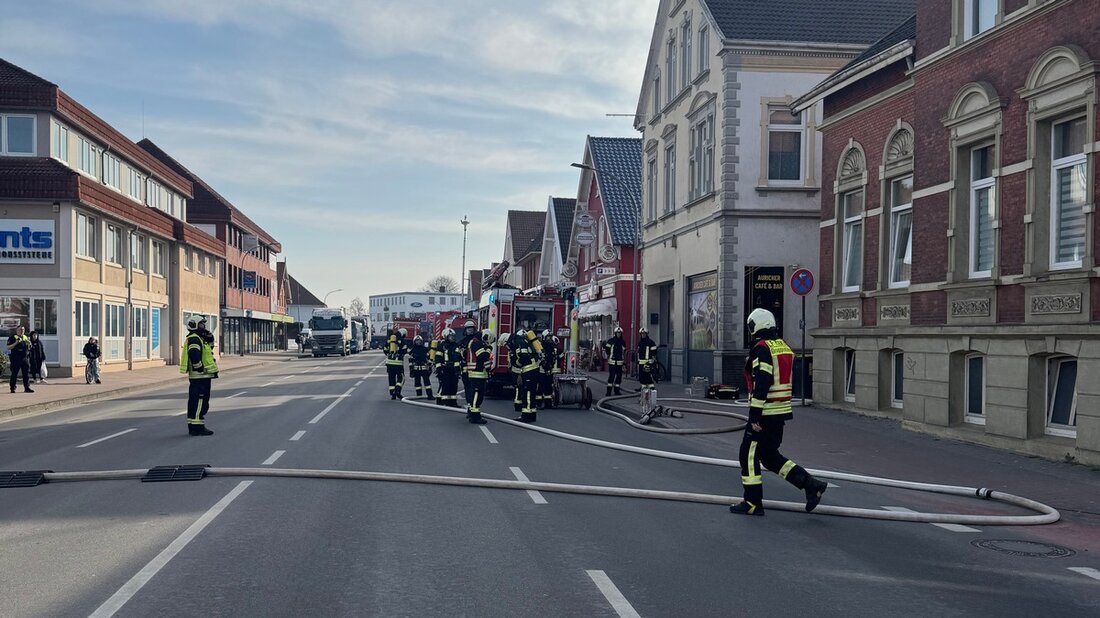Am Mittwochmittag brach ein Dachstuhlbrand in einem Wohngebäude in Aurich aus. Feuerwehr kämpfte gegen dichten Rauch und Glutnester.