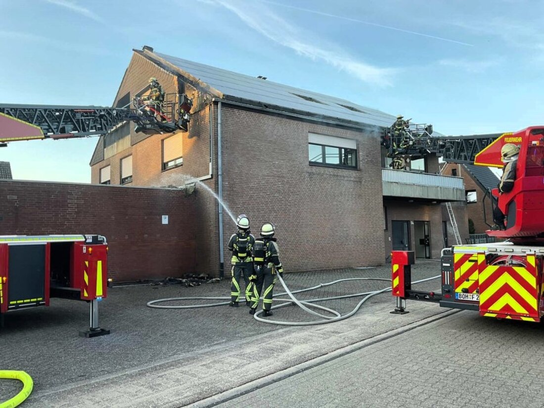 Feuerwehr Bocholt löscht Dachstuhlbrand in Mehrfamilienhaus am Mittwochabend, alle Bewohner sicher evakuiert. Einsatzkräfte verhinderten Ausbreitung.