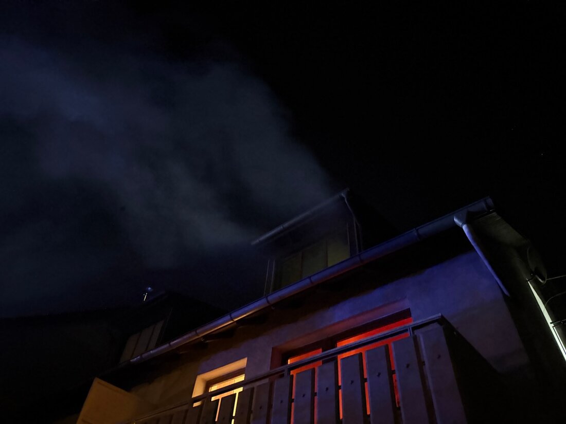 Feuerwehr Detmold rettet zwei Personen bei Dachstuhlbrand in Reihenendhaus. Brand schnell gelöscht, keine Verletzten.
