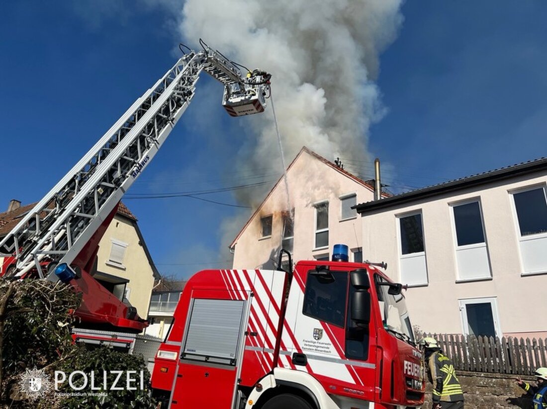 Ein Dachstuhlbrand in der Hügelstraße beschädigte ein Mehrparteienhaus und eine angrenzende Schreinerei schwer. Schaden: über 300.000 Euro.