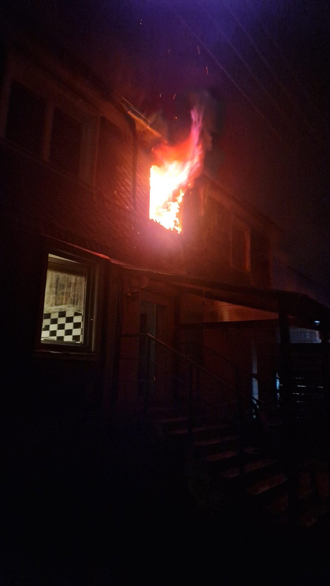 Schwerer Dachstuhlbrand in Großhülsberg, Remscheid: Feuerwehr rettete Bewohner, eine Person kam ins Krankenhaus. Einsatzbericht.