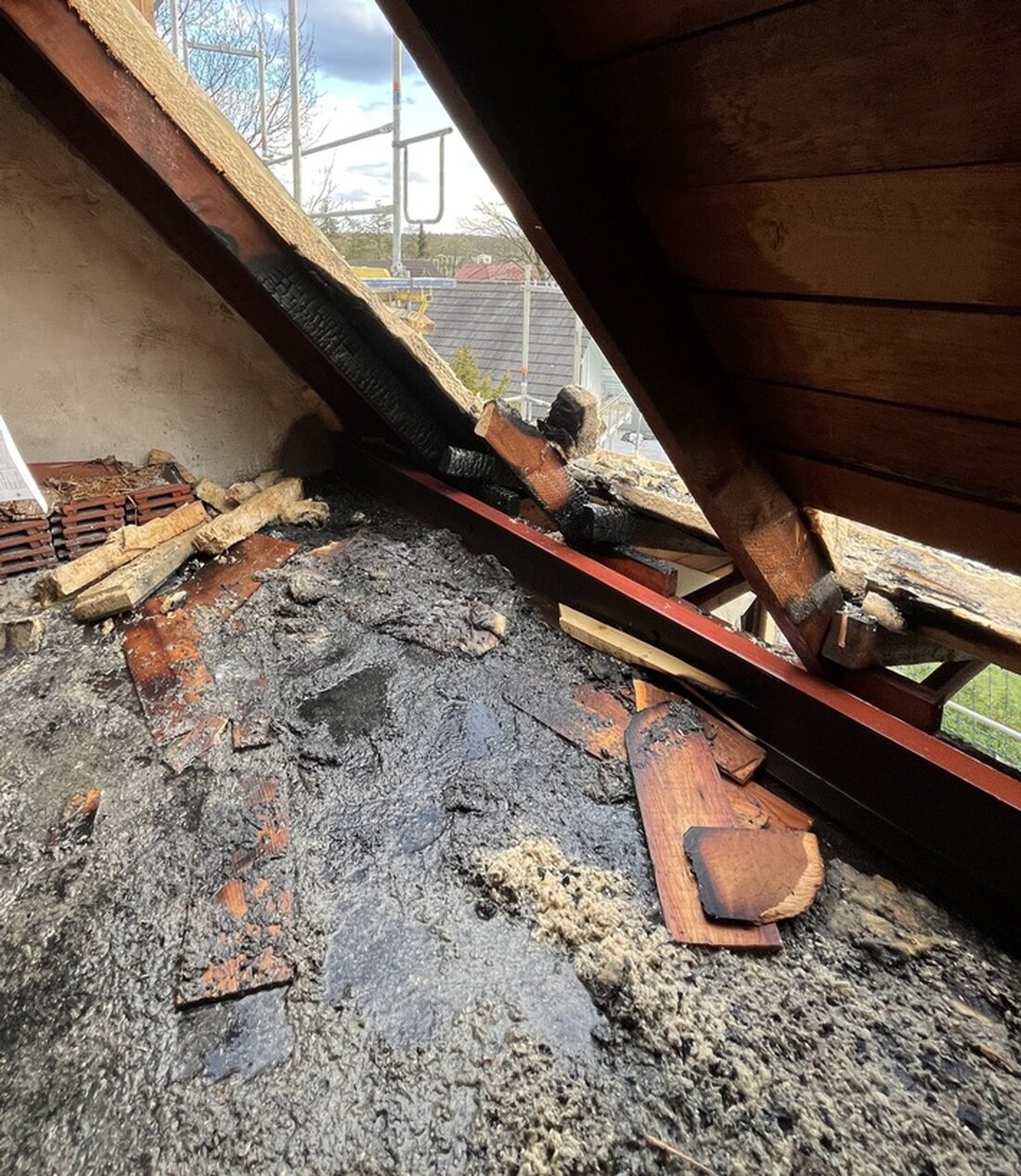 Dachstuhlbrand in Ratingen-Lintorf: Polizei ermittelt zur Brandursache eines im Bau befindlichen Einfamilienhauses. Niemand verletzt.