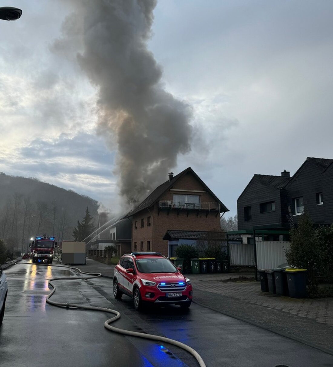 Am 23.03.2025 musste die Feuerwehr Lohmar zu einem schweren Dachstuhlbrand in Lohmar-Agger ausrücken. Der Einsatz dauerte mehrere Stunden.
