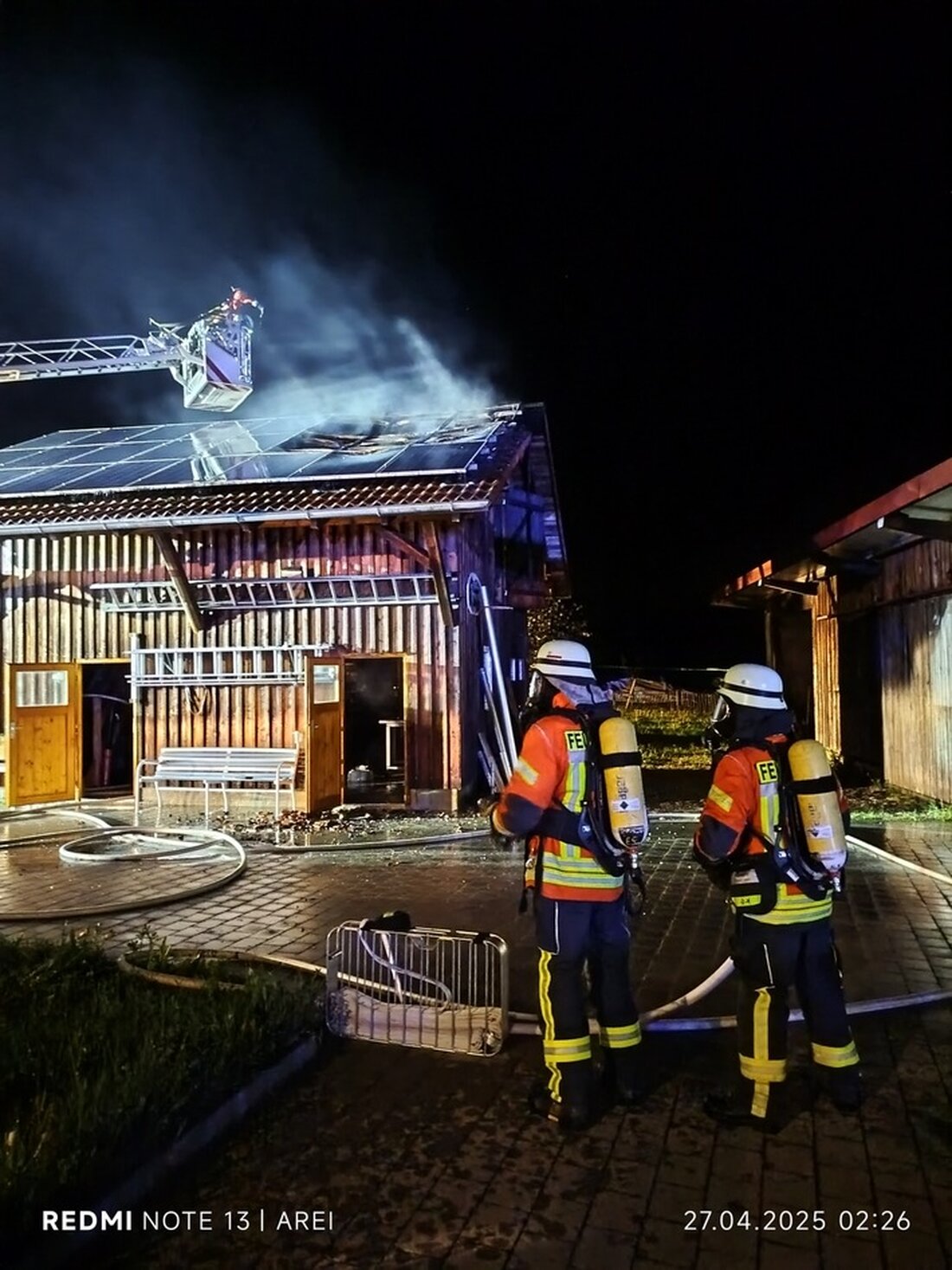 In Niederwangen kämpften Einsatzkräfte gegen einen Dachstuhlbrand in einem Garagengebäude. Brandursache möglicherweise PV-Anlage.