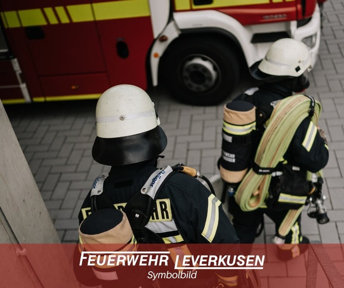 Feuerwehr Leverkusen informiert über Dachstuhlbrand am 26.03.2025 mit tragischen Todesfolgen und evakuierten Bewohnern.