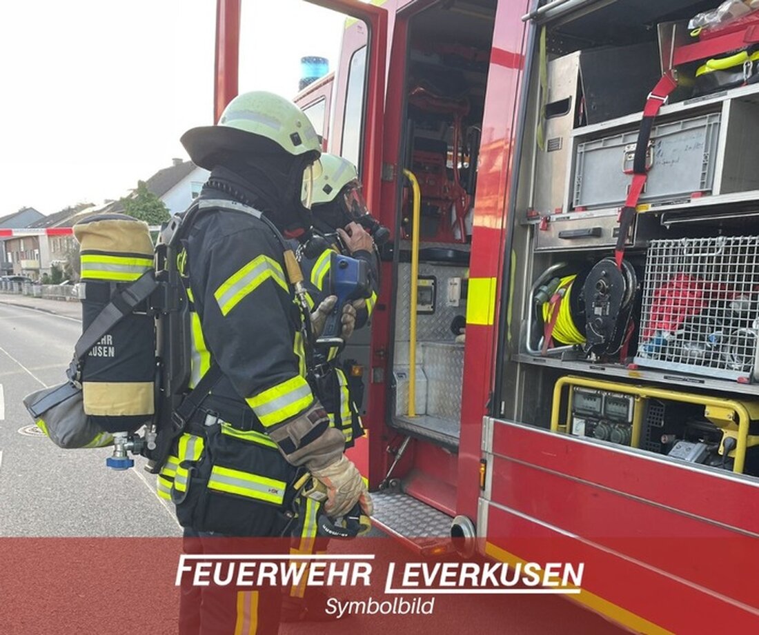 Feuerwehr Leverkusen löschte am 20.04.2025 einen Dachstuhlbrand in Steinbüchel nach Blitzeinschlag, Bewohner unverletzt.
