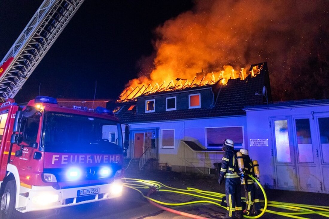 Am 13.04.2025 wurde in Vennebeck ein Wohnhaus-Dachstuhlbrand alarmiert. Feuerwehr kämpfte gegen Flammen, Brandursache ermittelt.