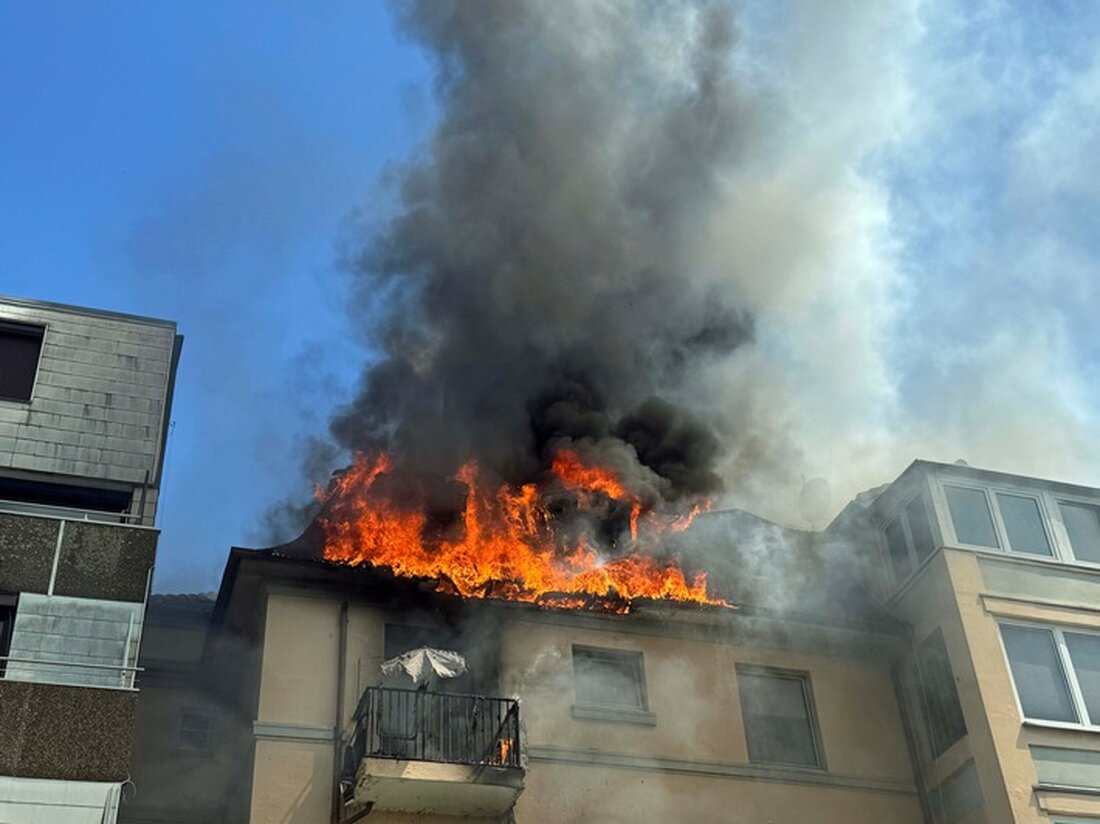 Feuerwehr Wetter rettet zwei Personen aus brennendem Dachstuhl in der Schöntaler Straße. Großeinsatz bei Alarmierung zur Menschenrettung.