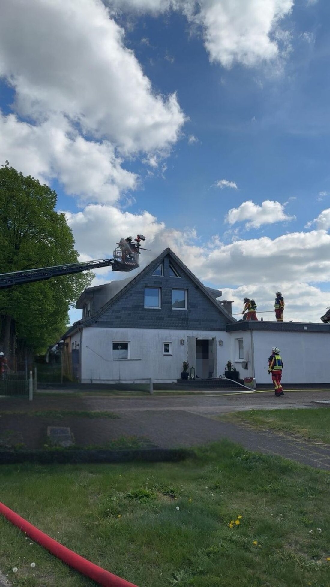 Am 10. Mai 2025 konnte die Feuerwehr Neumünster einen Dachstuhlbrand im Stadtteil Wittorf schnell unter Kontrolle bringen.