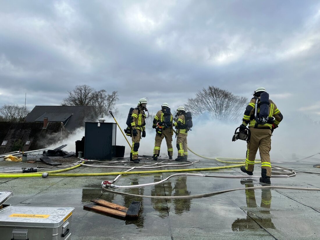 Feuerwehr Bremerhaven beendet erfolgreich den Einsatz nach Dachstuhlbrand in der Bremer Straße, Ermittlungen zur Ursache laufen.