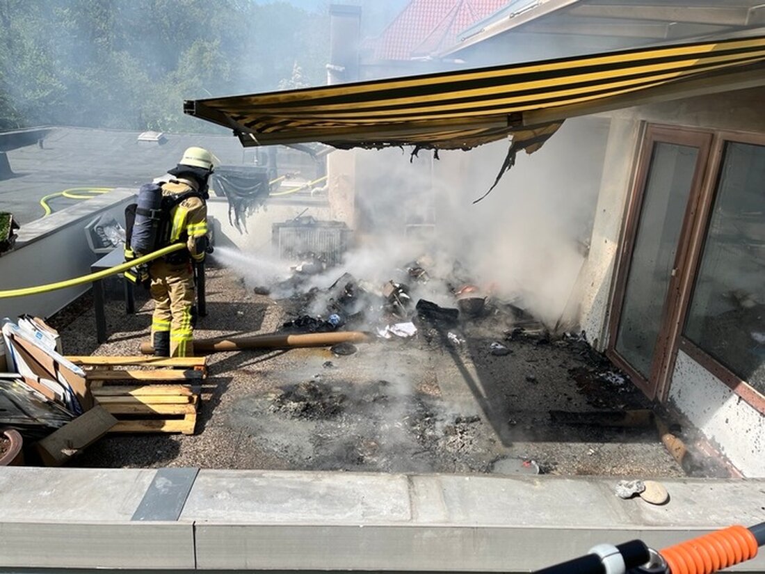 In Bremerhaven-Speckenbüttel brach ein Brand auf einer Dachterrasse aus. Schnelles Eingreifen der Feuerwehr verhinderte Schlimmeres.