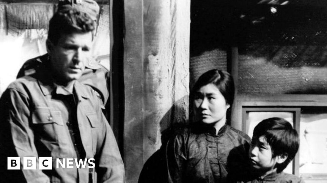 Daniel Ellsberg, der Whistleblower, der das Ausmaß der US-Beteiligung am Vietnamkrieg aufdeckte, ist im Alter von 92 Jahren gestorben. Er sei in seinem Haus in Kensington, Kalifornien, an Bauchspeicheldrüsenkrebs gestorben, teilte seine Familie mit. Die Enthüllung der Pentagon Papers des ehemaligen US-Militäranalysten aus dem Jahr 1971 führte dazu, dass er als „der gefährlichste Mann Amerikas“ bezeichnet wurde. Dies führte zu einem Fall vor dem Obersten Gerichtshof, da die Nixon-Regierung versuchte, die Veröffentlichung in der New York Times zu blockieren. Doch die Spionagevorwürfe gegen Ellsberg wurden letztlich abgewiesen. „Daniel war ein Wahrheitssucher und ein patriotischer Wahrheitserzähler, ein Antikriegsaktivist, ein geliebter Ehemann, …
