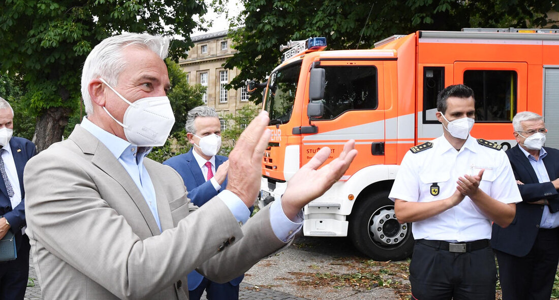 Innenminister Strobl dankt den Einsatzkräften für die aktuelle Sturmlage. Gerade die letzten Tage haben gezeigt, wie wichtig der Bevölkerungsschutz ist. In langen Missionen setzten die Hilfstruppen unermüdlich ihre ganze Kraft ein, um den Schaden abzuwenden und zu reduzieren. Der stellvertretende Ministerpräsident und Innenminister Thomas Stobl hat sich heute persönlich bei den Einsatzkräften für die aktuelle Sturmlage bedankt. Der persönliche Dialog drückt nicht nur die Wertschätzung für die tausend Arbeitsstunden aus, sondern soll auch helfen, sich noch besser auf zukünftige Herausforderungen vorzubereiten. Baden-Württemberg war von Stürmen gezeichnet Über 5.000 Einsatzkräfte waren im ganzen Land unterwegs, um Menschen zu retten und Schäden …
