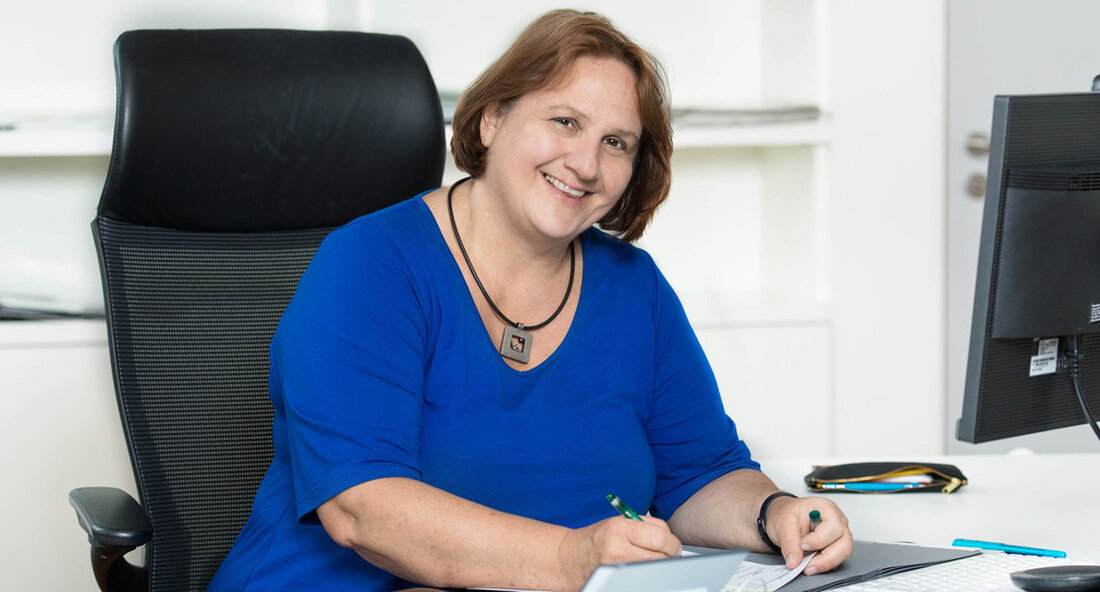 Zu Beginn der Sommerferien dankte Kulturministerin Theresa Schopper ihr für ihren Einsatz und ihr Engagement im vergangenen Schuljahr und lobte die Lehrenden und Lernenden. Kulturministerin startet in die Sommerferien Theresa Schopper zum Anlass, allen am Schulleben Beteiligten zu danken und großes Lob für das Erreichte auszusprechen: „Heute ist der letzte Schultag, in manchen Kitas auch der letzte Betreuungstag vor den Sommerferien. Morgen beginnt die unterrichtsfreie Zeit. Wir blicken auf ein Schul- und Betreuungsjahr voller Herausforderungen und Strapazen zurück. Daher möchte ich zunächst einmal ein herzliches Dankeschön aussprechen: an die gesamte Schulleitung für das tolle Engagement an alle Schul- und Kitaleitungen …