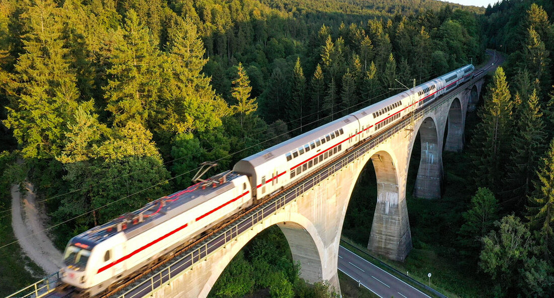 Das 9-Euro-Ticket gilt auch in den für den Nahverkehr zugelassenen Intercity-Zügen der Gäubahn. Die Intercity-Züge zwischen Stuttgart und dem Bodensee, die bisher auch mit dem Nahverkehrsticket genutzt werden konnten, können jetzt auch mit dem 9-Euro-Ticket genutzt werden. Verkehrsminister Winfried Hermann und Thorsten Krenz, Konzernbevollmächtigter der Deutschen Bahn für das Land Baden-Württemberg, einigten sich am Mittwochnachmittag darauf, dass das Neun-Euro-Ticket auch auf der Strecke der Gäubahn zum Bodensee gültig sein soll. „Wir freuen uns sehr, dass wir diese Lösung im Sinne der Fahrgäste gefunden haben. Das Neun-Euro-Ticket gilt daher auch in den für den Nahverkehr zugelassenen Intercity-Zügen“, sagten der Verkehrsminister und …