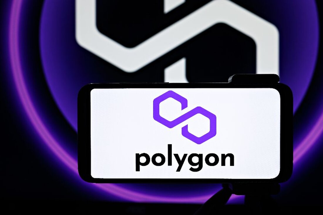 Polygon Labs und StarkWare arbeiten bei Circle STARKs für ZK-Rollups zusammen. Circle STARKs versprechen schnellere und günstigere Transaktionen für Layer-2-Netzwerke. Die gemeinsame Anstrengung bedeutet ein Engagement für Innovationen in der Ethereum-Skalierungslandschaft. Polygon Labs und StarkWare, normalerweise erbitterte Konkurrenten im Wettlauf um die Skalierung von Ethereum, haben ihre Rivalität aufgegeben, um eine neue Grenze bei kryptografischen Beweisen namens „Circle STARKs“ zu eröffnen. StarkWare, bekannt für seine Beteiligung an der umstrittenen Starknet-Blockchain, war ein prominenter Entwickler im Layer-2-Bereich. Andererseits ist Polygon mit seinen weit verbreiteten MATIC-Tokens ein wichtiger Akteur bei den Skalierungsbemühungen von Ethereum. Diese unerwartete Zusammenarbeit unterstreicht das Engagement der Branche, …