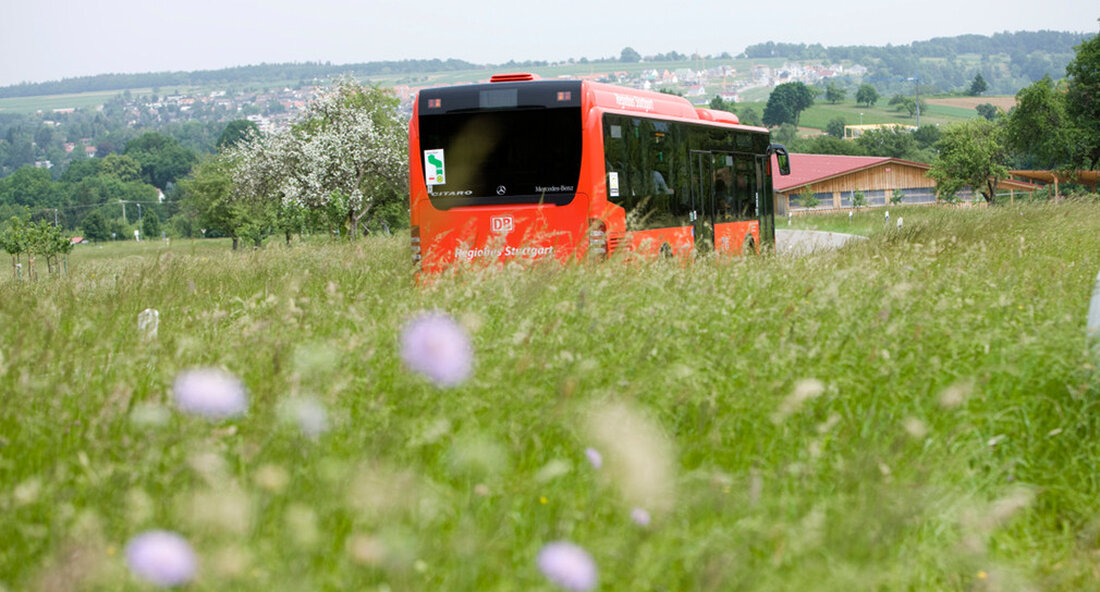 2022 stellt das Land ein verbessertes Programm zur Förderung regionaler Buslinien bereit. Bis zum 31. Mai 2022 können sich die kreisfreien Städte und Landkreise mit ihren neuen Vorhaben zum Neubau von Strecken und zum Ausbau bestehender Strecken bewerben. Das baden-württembergische Verkehrsministerium hat die Bewerbungsfrist für die abgeschlossen Regionalbusförderung 2022 geöffnet. Die Richtlinie wurde im Vorfeld unter Beteiligung der kommunalen Spitzenverbände punktuell angepasst. Die kreisfreien Städte und Landkreise können jetzt bis zum 31. Mai 2022 ihre neuen Projekte zum Bau zusätzlicher attraktiver Regionalbuslinien und der Verlängerung bestehender Linien beim Ministerium beantragen. Verkehrsminister Winfried Hermann sagte: „Mit regionale Busse wir entriegeln ländliche …