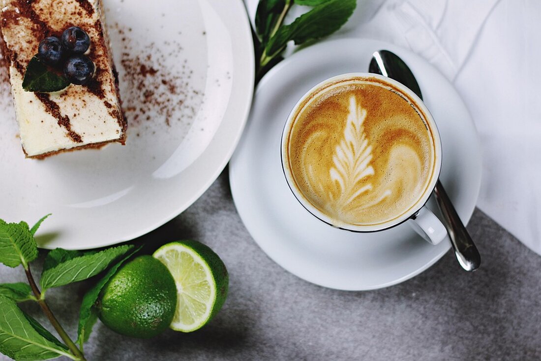 Das Café Glücksgefühl: Ein beliebter Treffpunkt in Meuselwitz Das Café Glücksgefühl in der Meuselwitzer Innenstadt hat sich in kurzer Zeit zu einer stadtbekannten Adresse entwickelt. Vor rund eineinhalb Jahren eröffnete Thuy Linh Nguyen das Café am Meuselwitzer Markt und schuf damit einen Ort für Kaffee, Kuchen und Begegnungen. Das Café füllte eine Lücke in der gastronomischen Landschaft der Innenstadt und erfreute sich schnell großer Beliebtheit. Von Schülern bis zur Seniorengruppe finden hier Menschen aller Altersgruppen einen gemütlichen Ort, um sich zu treffen und zu entspannen. Die angenehme Atmosphäre und das freundliche Personal trugen dazu bei, dass das Café schnell zu …