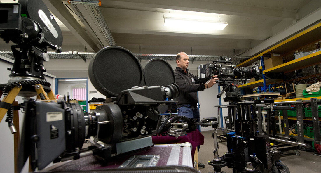 In einem breiten Beteiligungsprozess haben das Wissenschaftsministerium und rund 400 Film- und Fernsehprofis ein neues Filmkonzept entwickelt. Die Filmemacher des Landes sollen stärker bei der Entwicklung von Material und der Vorbereitung auf die Produktion hochwertiger Projekte unterstützt werden. Die Finanzierungsmöglichkeiten für Dokumentarfilme werden ebenfalls erweitert. Parallel zum zweijährigen bereichsübergreifenden „Dialog | Kulturpolitik für die Zukunft“ wurde auch die Filmkonzeption des Landes vom Wissenschaftsministerium in einem umfassenden Beteiligungsprozess zusammen mit der Industrie bewertet und aktualisiert. Über einen Zeitraum von 18 Monaten kamen rund 400 Film- und Fernsehprofis aus allen Bereichen zusammen – erstmals auch aus der Spieleszene. Sie diskutierten die zukünftige …