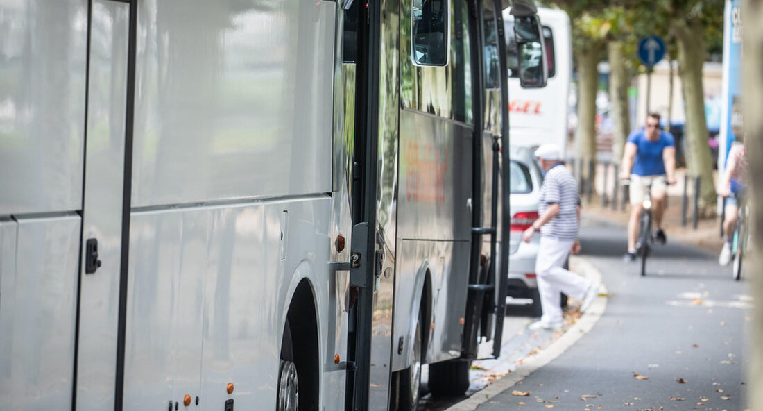 Das Verkehrsministerium hat erstmals den BW-Index veröffentlicht. Der Index macht die Kostenänderungen bei der Bestellung von Bussen in Baden-Württemberg transparent. Das baden-württembergische Verkehrsministerium hat erstmals den BW-Index veröffentlicht. „Der BW-Index macht die Kostenänderungen in Baden-Württemberg bei der Bestellung von Bussen transparent. Der Preisrahmen ändert sich jedes Jahr aufgrund neuer Tarifverträge mit Mitarbeitern oder der Entwicklung der Kraftstoffpreise. Mit dem BW-Index ist die Kostenstruktur auf dem Markt jetzt für Verkehrsunternehmen und Behörden wie Kommunen und Bezirke transparent “, sagte Verkehrsminister Winfried Hermann. Hintergrund der Maßnahme ist, dass zwischen dem Verkehrsministerium, dem kommunale Landesverbände und der Verband der Baden-Württembergischen Busunternehmen (WBO) geschlossenes …