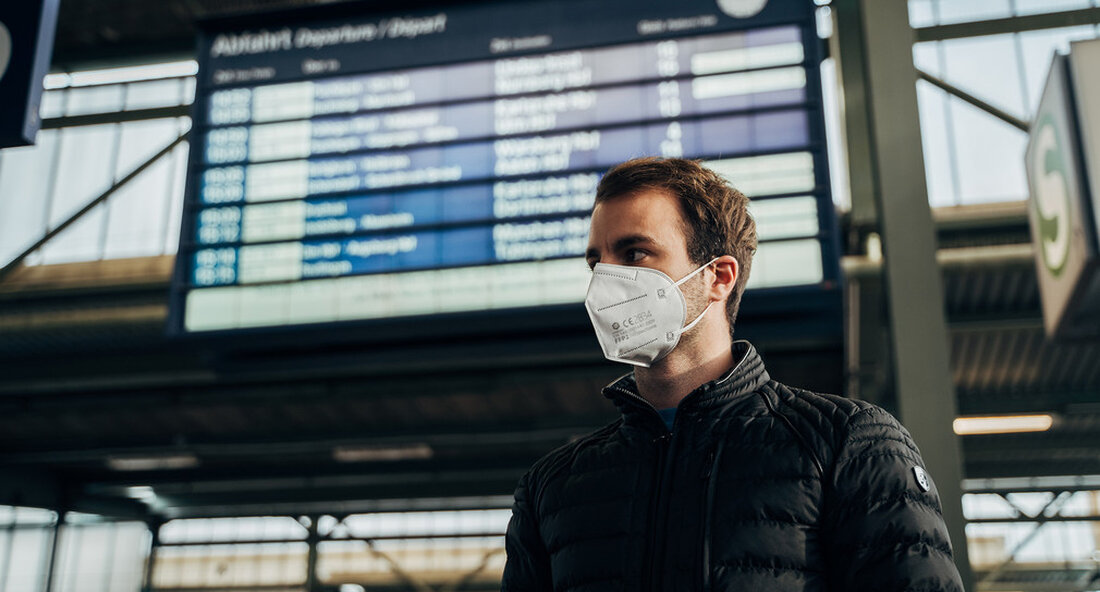 Im öffentlichen Personennahverkehr muss laut Verkehrsminister Hermann weiterhin die Maskenpflicht gelten. Erleichterungen bei Außenstopps hält der Minister jedoch für vertretbar. Die Bundesländer diskutieren derzeit über eine entsprechende Regelung. Nach Angaben des baden-württembergischen Verkehrsministers muss die Maskenpflicht im ÖPNV verpflichtend sein Winfried Hermann weiterhin bewerben. Eine entsprechende Entscheidung begrüßte er am Mittwoch Verkehrsministerkonferenz Minister und erklärte: „In allen Kreisen und kreisfreien Städten in Baden-Württemberg gehen die Inzidenzzahlen weiter zurück. Dies ist eine erfreuliche Entwicklung, die nur durch die gemeinsamen Anstrengungen der letzten Monate erreicht werden konnte. Allen Fahrgästen und Mitarbeitern des öffentlichen Personennahverkehrs ist es zu verdanken, dass der ÖPNV bis …