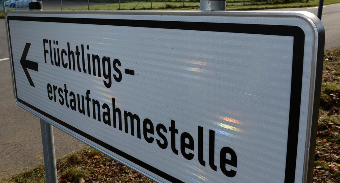 Das Ministerium der Justiz und Migration leitet eine ergebnisoffene Prüfung ein, ob das Krankenhausareal in Böblingen für den Betrieb einer Landeserstaufnahme geeignet sein könnte. Die vergangenen Monate und aktuelle Entwicklungen zeigen, dass die Unterbringung von Flüchtlingen in der Erstaufnahme des Landes ein Dauerthema in den kommenden Jahren sein wird. Vor diesem Hintergrund ist die Suche nach geeigneten Immobilien für die Erstaufnahme von Flüchtlingen eine Daueraufgabe des Ministeriums für Justiz und Migration. Da das kreiseigene Krankenhausareal in Böblingen in absehbarer Zeit nicht mehr für gesundheitliche Zwecke benötigt wird, hat das Ministerium für Justiz und Migration eine Prüfung eingeleitet, ob dieses Areal …