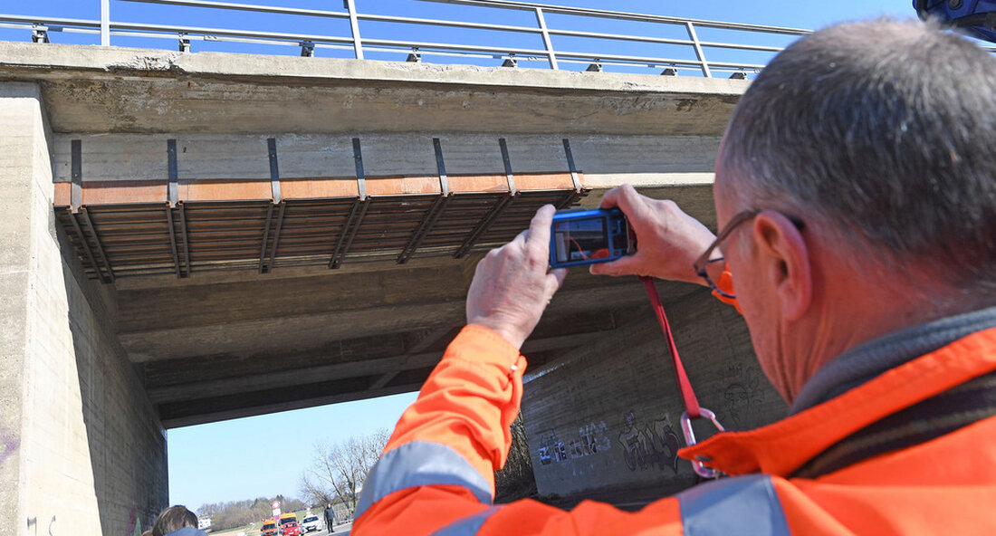 Viele Brücken im Land müssen in den nächsten Jahren saniert werden. Verkehrsminister Winfried Hermann sieht zusätzlichen Bedarf an personellen und finanziellen Ressourcen. Betroffen ist auch eine Brücke der Bundesstraße 27 im Landkreis Ludwigsburg. Verkehrsminister Winfried Hermann trafen sich bei einem Vor-Ort-Termin gemeinsam mit Experten der Regierungspräsidium Stuttgart über die beschädigte Brücke im Zuge der Bundesstraße 27 (B 27) über den West-Ost-Zubringer bei Ludwigsburg informiert. Der Verkehrsminister sagte: „Gerade auf stark befahrenen Straßen wie hier an der B 27 bei Ludwigsburg ist eine leistungsfähige und zuverlässige Infrastruktur zwingend erforderlich. Zahlreiche Brücken im Land haben inzwischen ein sanierungsbedürftiges Alter erreicht Straßenbauarbeiten Der …