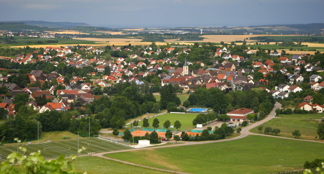 Das Projekt „Junges Leben: Zukunftsorientierte Lebensmodelle für junge Erwachsene durch Umbau leerstehender Gebäude in der Innenstadt“ beginnt mit sechs ausgewählten Modellgemeinschaften. Ziel ist es, attraktive Lebensräume für junge Erwachsene in ländlichen Gebieten zu schaffen. „In vielen ländlichen Gemeinden mangelt es an attraktiven Wohnungen, die den Wünschen und spezifischen Bedürfnissen junger Erwachsener entsprechen. Dies kann einer der Gründe sein, warum junge Menschen nicht in ländlichen Gebieten bleiben oder nach der Ausbildung oder dem Studium nicht zurückkehren, obwohl es genügend Beschäftigungsmöglichkeiten gibt und Fachkräfte dringend benötigt werden. Gleichzeitig gibt es in vielen Stadtzentren leere Gebäude, die mit einem guten und finanziell tragfähigen …