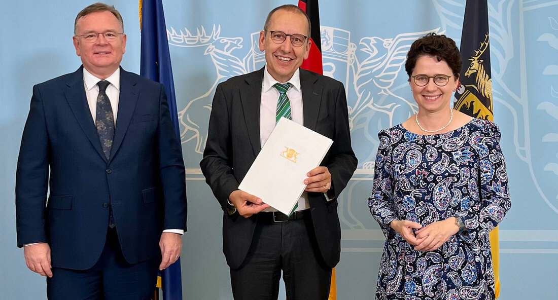 Jörg Müller als neuer Präsident des Oberlandesgerichts Karlsruhe ernannt Karlsruhe, 14. Juli 2023 – Jörg Müller übernimmt das Amt des Präsidenten des Oberlandesgerichts Karlsruhe und tritt somit die Nachfolge von Alexander Riedel an, der im Jahr 2022 in den Ruhestand getreten war. Die Ministerin der Justiz und für Migration, Marion Gentges, hat ihm am 14. Juli 2023 die Ernennungsurkunde überreicht und zu seinem neuen Amt gratuliert. Jörg Müller wird als ein herausragender Jurist beschrieben, der sich durch seinen Ideenreichtum und sein beeindruckendes Engagement auszeichnet. Er wird für seine Führungserfahrung, sein Organisationstalent sowie sein strategisches und zukunftsgewandtes Denken gelobt, wodurch er …