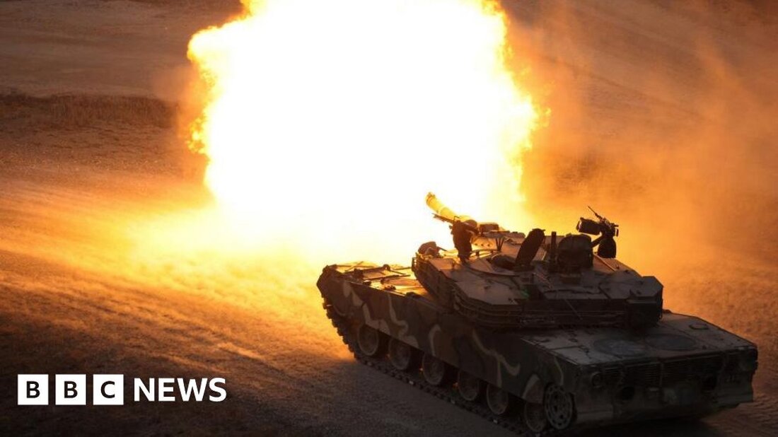 Durchgesickerte Pentagon-Dokumente scheinen ein heikles Gespräch zwischen hochrangigen südkoreanischen Beamten darüber zu enthüllen, ob Waffen in die Ukraine geschickt werden sollen. Das geheime Dokument, das von der BBC eingesehen wurde, deutet darauf hin, dass die USA ihren jahrzehntelangen Verbündeten Südkorea ausspioniert haben. Es war in einem Leck, das Informationen über den Krieg in der Ukraine sowie über China und die Verbündeten der USA enthält. Südkorea sagte, der Verdacht, die USA hätten sensible Gespräche ausspioniert, sei „absurd und falsch“. Die Regierung sagte, es sei unmöglich, private Gespräche im Büro des Präsidenten abzuhören, und schloss die Möglichkeit aus, dass diese Diskussion in …