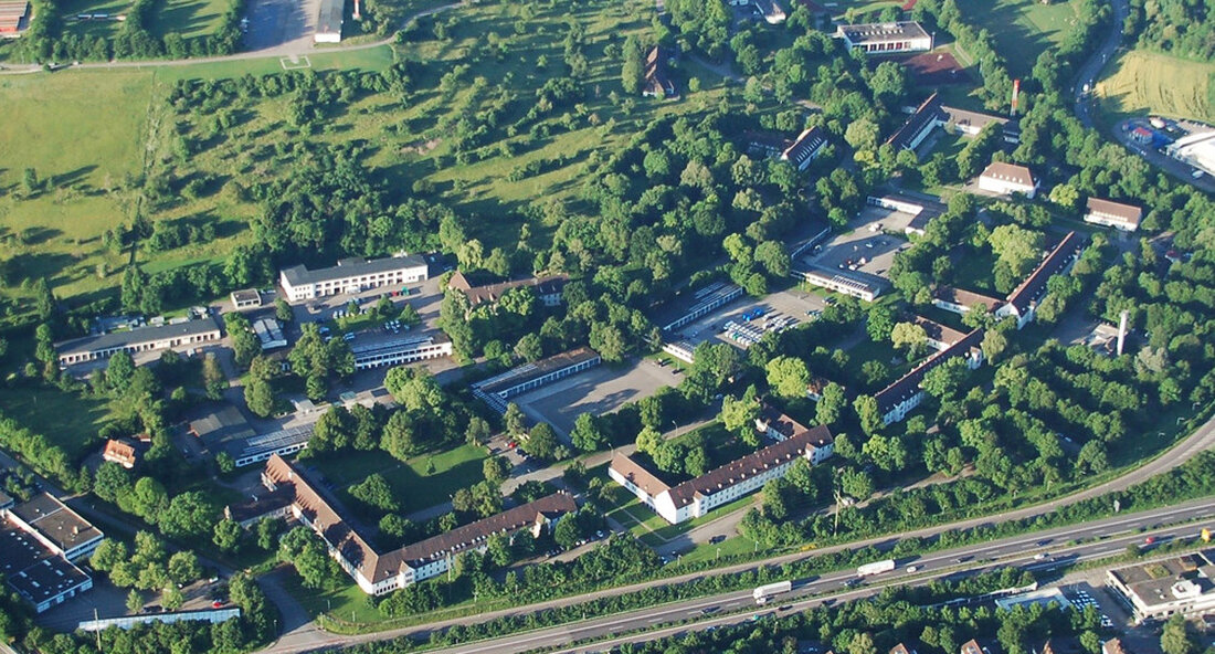Das Polizeipräsidium in Göppingen wird in drei sogenannten Reformpaketen renoviert. Die Bauarbeiten für das dritte Reformpaket haben begonnen. Dies geschieht in drei sogenannten Reformpaketen Polizeizentrale verwenden in Göppingen renoviert. Die Bauarbeiten für das dritte Reformpaket haben begonnen. Zusätzliche Carports werden gebaut. Darüber hinaus werden die Gebäude 2 und 12 renoviert und an die aktuellen Anforderungen der Polizei angepasst. Strukturelle Voraussetzungen für eine erfolgreiche Polizeiarbeit „Wir setzen den Ausbau des Polizeipräsidiums in Göppingen fort. Damit schaffen wir die strukturellen Voraussetzungen für eine erfolgreiche Polizeiarbeit und investieren weiterhin in die Sicherheit unserer Bürger “, sagte Finanzminister Edith Sitzmann anlässlich des Baubeginns. Der …