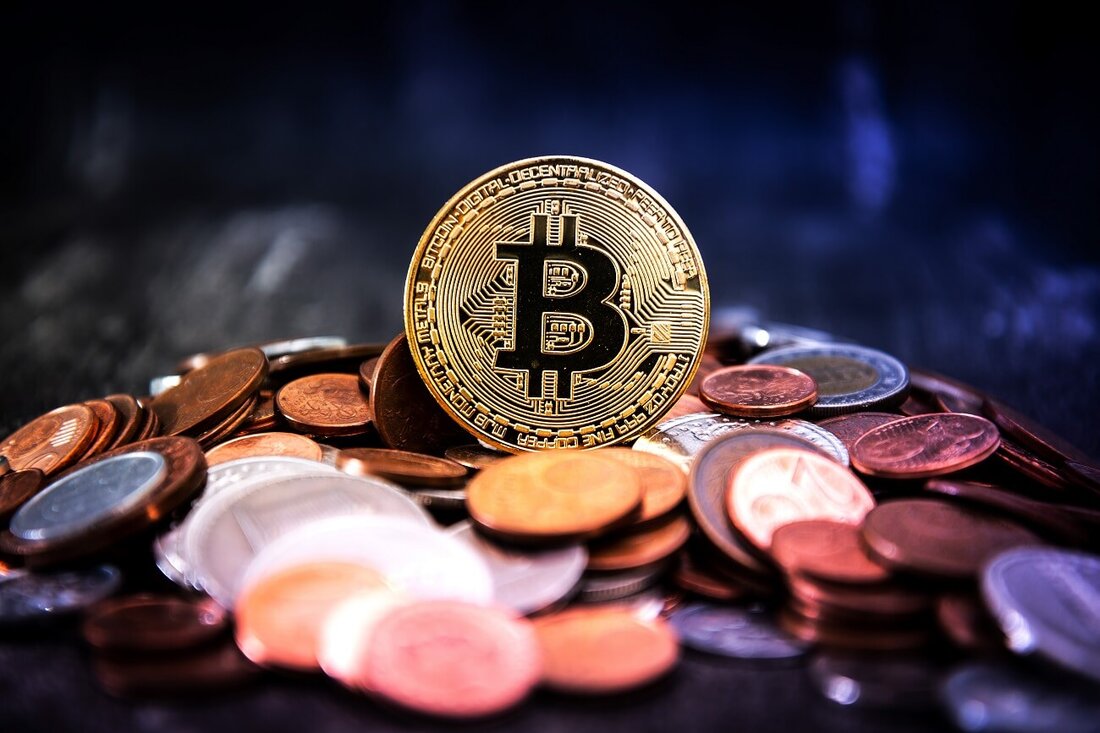SolvBTC werde das weitere Wachstum des aufkeimenden Bitcoin-DeFi-Ökosystems vorantreiben, sagte Solv in einer Pressemitteilung. Der erste Start erfolgt über Ethereum, Arbitrum, BNB Chain und Merlin Chain. Solv, eine On-Chain-Fondsplattform, die native Renditestrategien im gesamten Blockchain-Ökosystem bietet, hat den ersten renditebringenden BTC-Token auf den Markt gebracht. SolvBTC ist ein Omnichain-Rendite-Token, der von einem vielfältigen deltaneutralen Portfolio profitiert und eine BTC-basierte Rendite zwischen 5 und 10 % bietet. Solv, das über 35.000 DeFi-Benutzern Vermögenserträge bietet, teilte die Neuigkeiten in einer Pressemitteilung mit, die CoinJournal am Dienstag mitgeteilt wurde. SolvBTC soll das Bitcoin-DeFi-Ökosystem stärken Der neue BTC-basierte Token bietet sowohl Zugang zu Bitcoin …