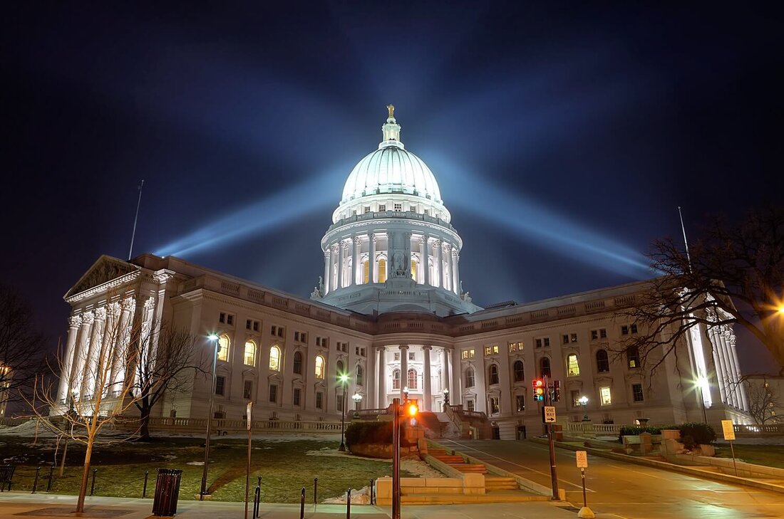 Das State of Wisconsin Investment Board (SWIB) hat bekannt gegeben, dass es den Bitcoin ETF $IBIT von BlackRock für fast 100 Millionen US-Dollar gekauft hat. Die staatliche Rente gab die Bestände am Dienstag in einem 13F bekannt. Der leitende ETF-Analyst Eric Balchunas sagt, diese Unterlagen deuten darauf hin, dass mehr Unternehmen bereit sind, Spot-Bitcoin-ETFs zu kaufen. Eine staatliche Rente hat eine Position im Spot-Bitcoin-ETF-Bereich erworben und markiert damit, was nach Ansicht eines führenden ETF-Experten der Beginn einer massiven Akzeptanzkurve sein könnte. State of Wisconsin Investment Board kauft $IBIT Am Dienstag gab das State of Wisconsin Investment Board bekannt, dass es …