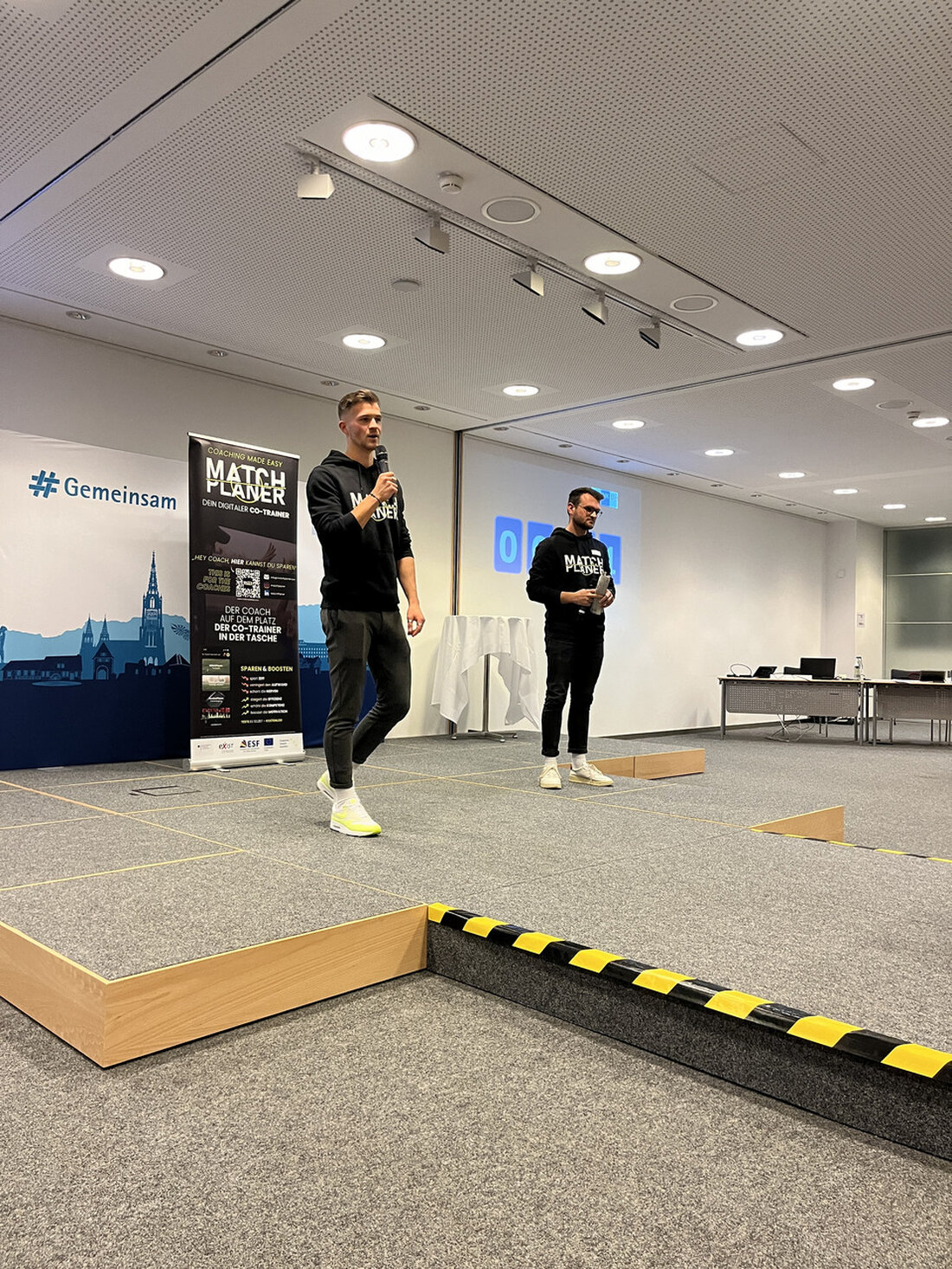 Das Team MatchPlaner Sport Solutions UG aus Reutlingen hat es beim Regional Cup Ulm ins Landesfinale des „Start-up BW Elevator Pitch 2024“ geschafft. Die Geschäftsidee des Teams, ein digitaler Co-Trainer für den Amateursport, konnte die Jury überzeugen. Der Gründungswettbewerb „Start-up BW Elevator Pitch“ wird bereits zum zehnten Mal vom Wirtschaftsministerium Baden-Württemberg veranstaltet. Dabei werden in ganz Baden-Württemberg Vorentscheide für das Landesfinale organisiert. Der Regional Cup Ulm fand im Rahmen des Netzwerktags der Industrie- und Handelskammer (IHK) Ulm statt, bei dem sich das Team MatchPlaner Sport Solutions UG durchsetzen konnte. Wirtschaftsministerin Dr. Nicole Hoffmeister-Kraut gratulierte dem Team und betonte die Bedeutung …