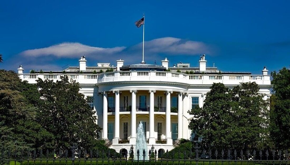 Trumps Team erwägt die Schaffung einer Rolle im Weißen Haus, die sich der Kryptopolitik widmet. Der vorgeschlagene „Krypto-Zar“ würde der Branche direkten Zugang zum Präsidenten ermöglichen. Zu den früheren Versprechen von Donald Trump gehören die Beendigung des Krypto-Durchgreifens der SEC und eine Bitcoin-Reserve. Während sich der gewählte Präsident Donald Trump auf seinen Amtsantritt vorbereitet, gibt es Berichte, dass sein Übergangsteam aktiv die Schaffung der ersten Position im Weißen Haus prüft, die sich der Kryptowährungspolitik widmet. Laut a Bloomberg-BerichtDerzeit wird über die Ernennung einer hochrangigen Persönlichkeit diskutiert, die die wachsende Branche der digitalen Vermögenswerte und ihre Regulierung auf höchster Regierungsebene überwachen …